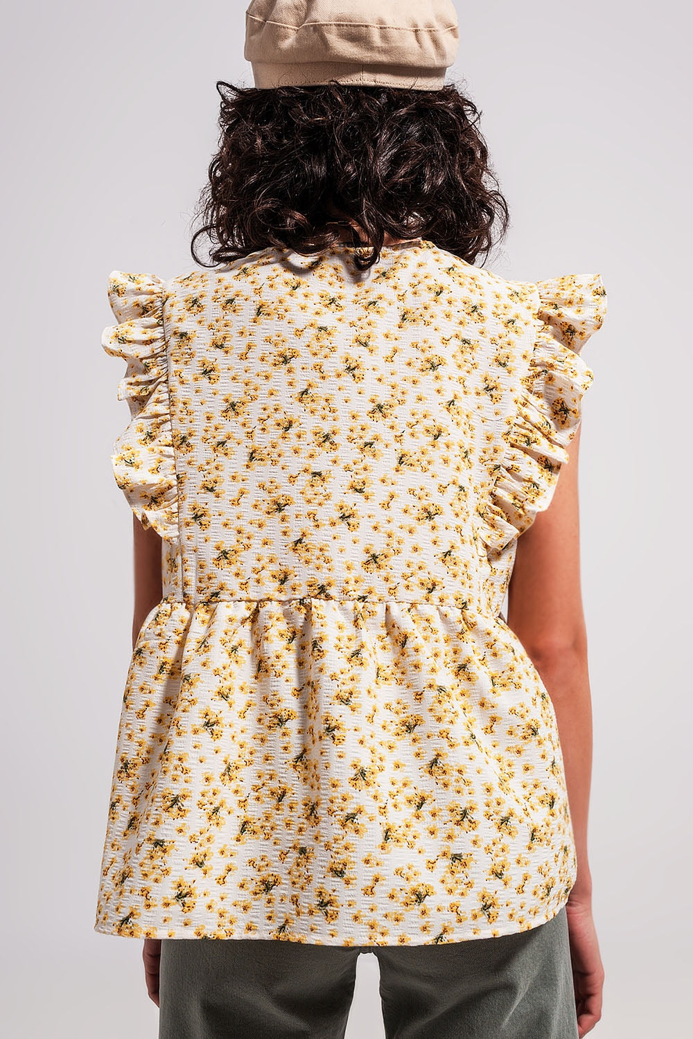 Blusa amarilla con bordado y detalle de volantes Q2