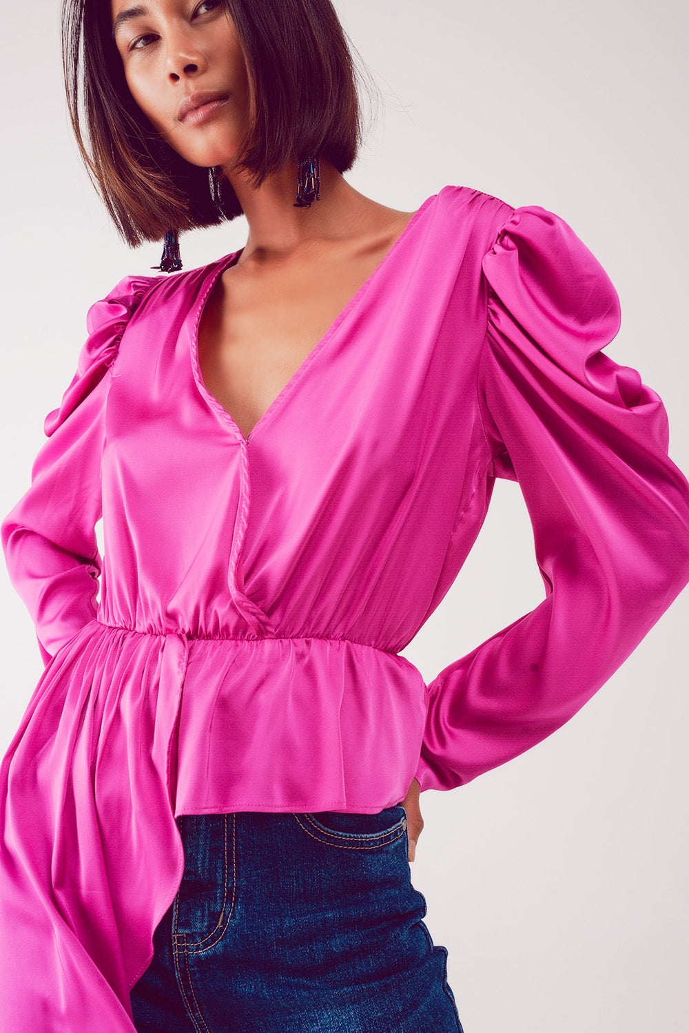 Blusa asimétrica con mangas abullonadas en fucsia Q2