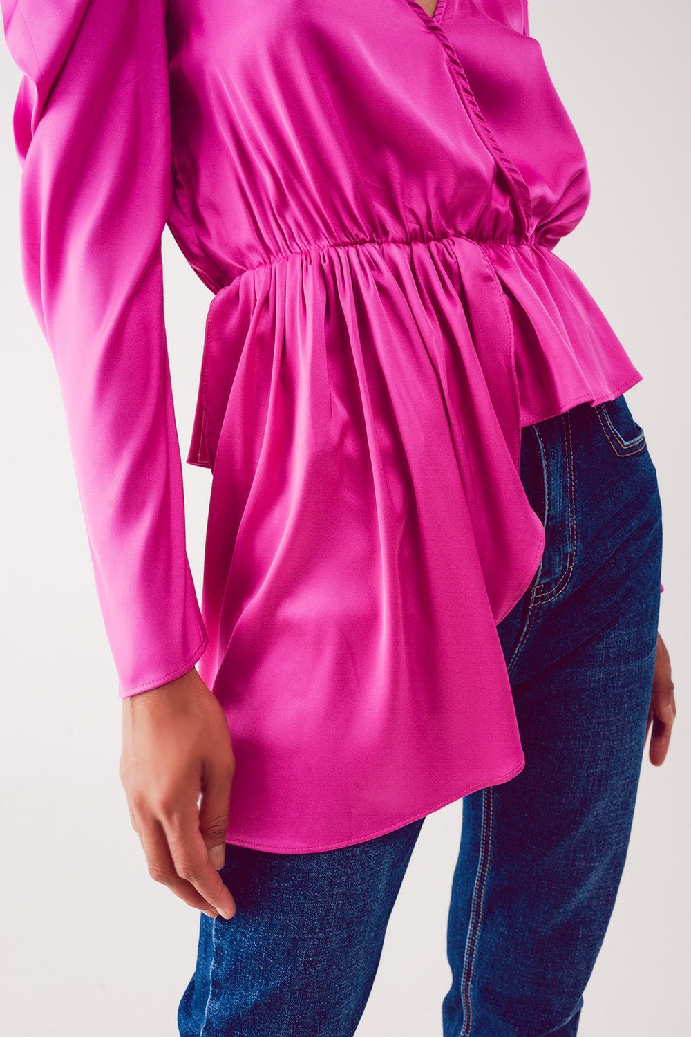 Blusa asimétrica con mangas abullonadas en fucsia Q2