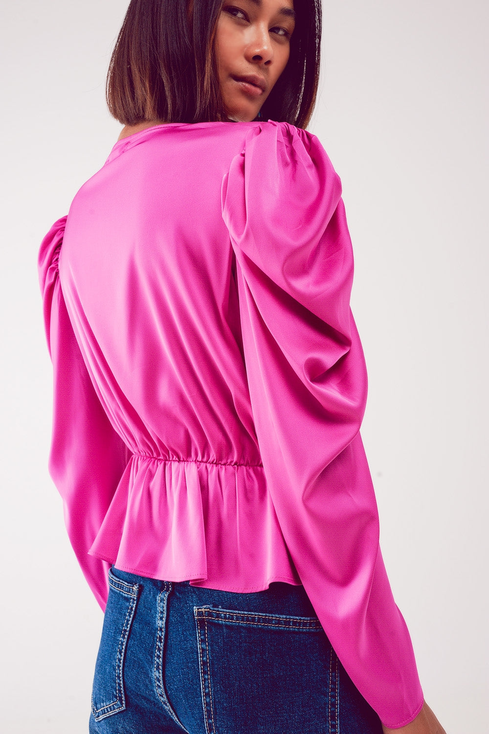 Blusa asimétrica con mangas abullonadas en fucsia Q2
