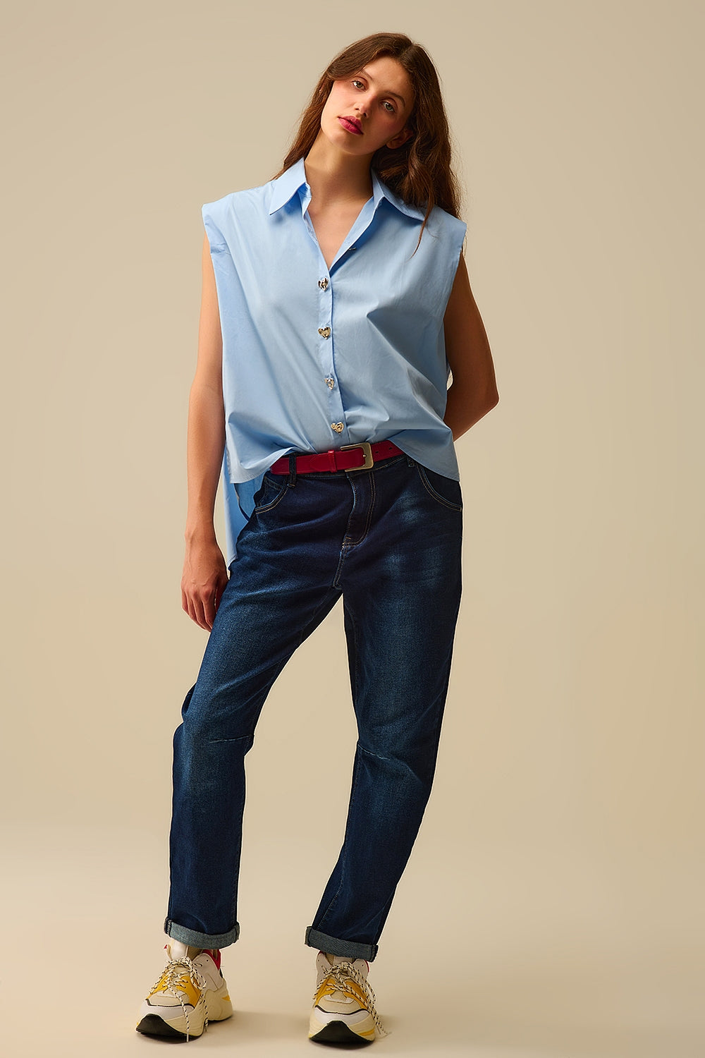 Blusa azul sin mangas con botones en forma de corazón Q2