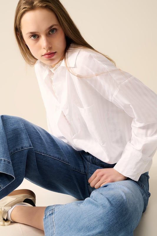 Q2 Blusa blanca a rayas relajada