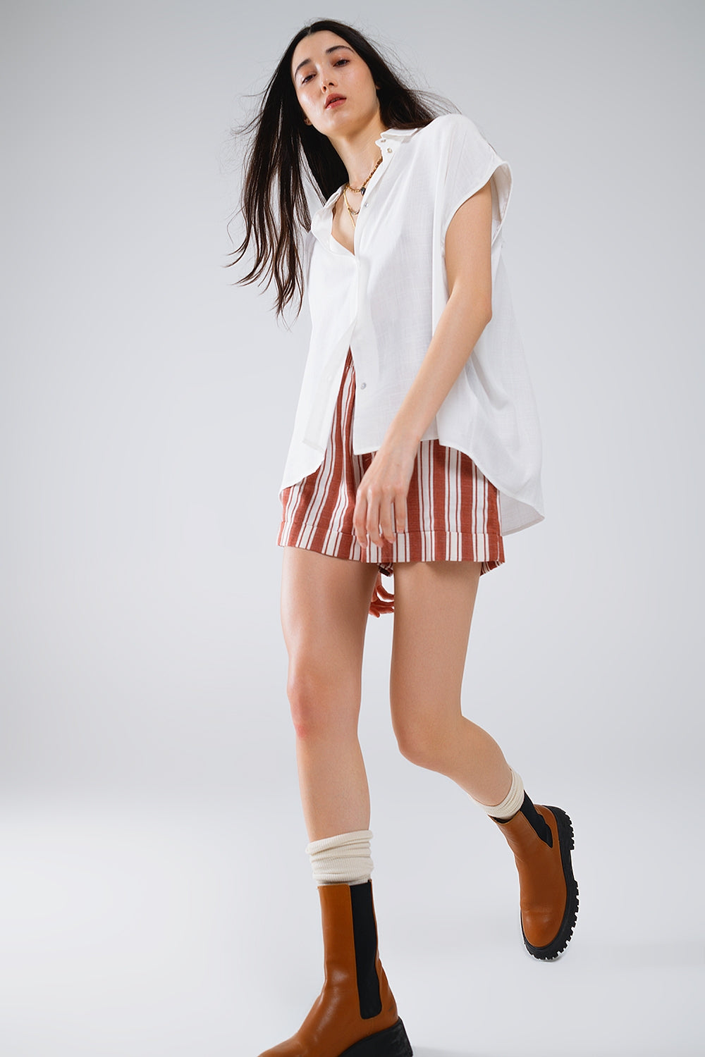 Blusa blanca abotonada con cuello polo Q2