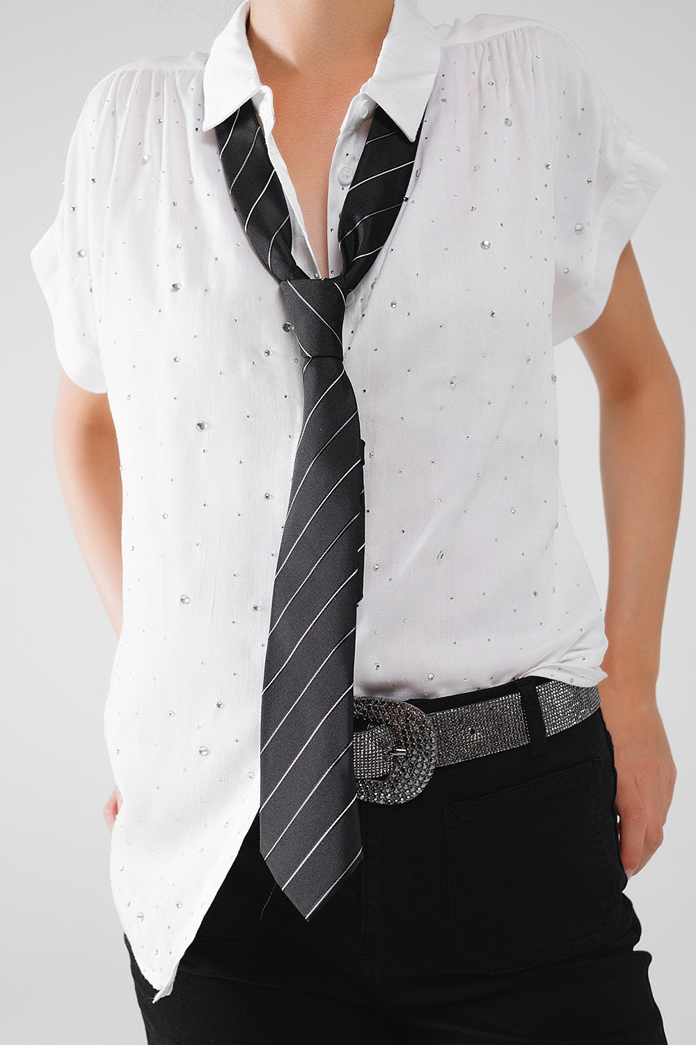 Blusa blanca abotonada con strass y mangas cortas Q2