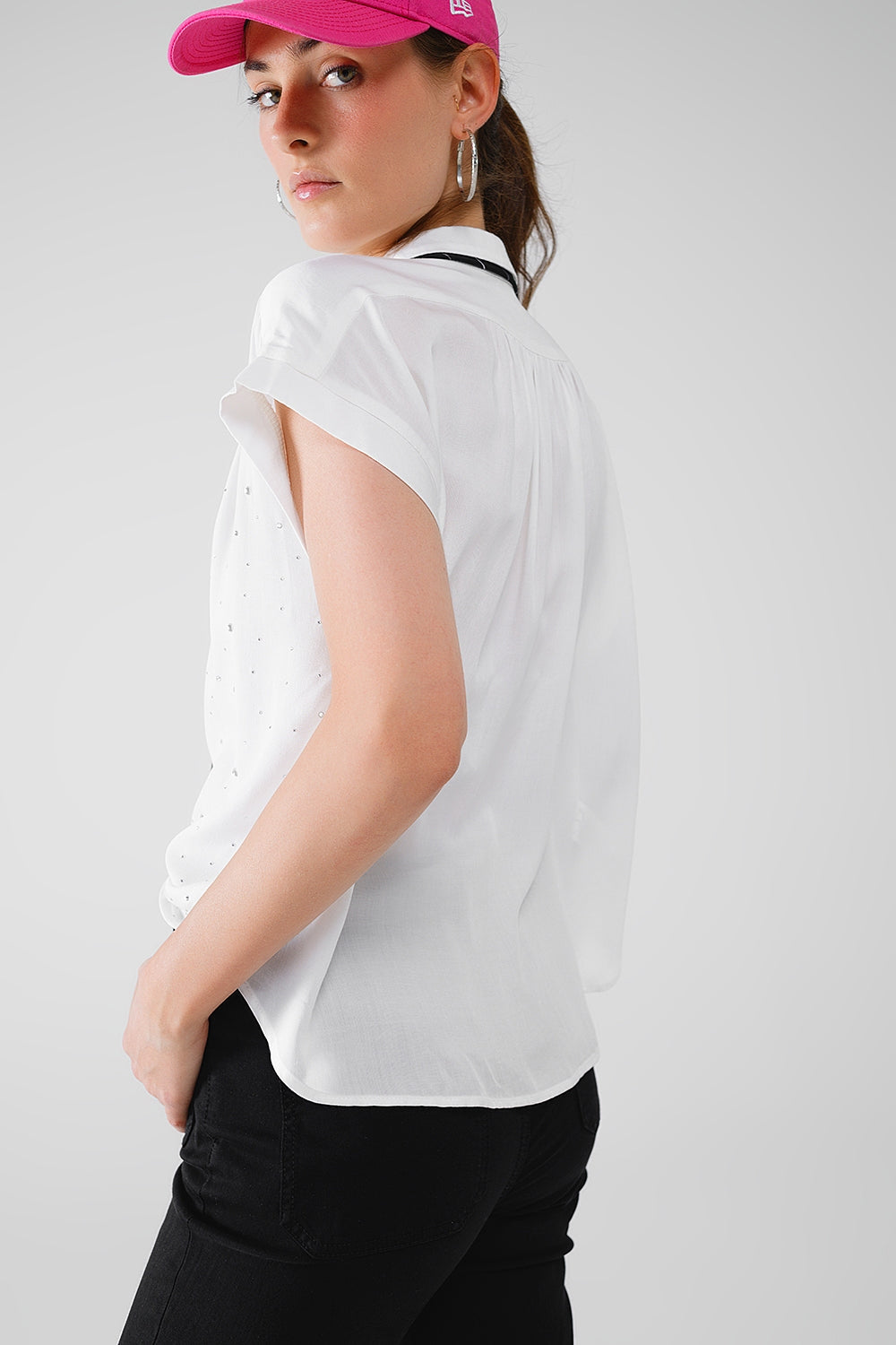 Blusa blanca abotonada con strass y mangas cortas Q2