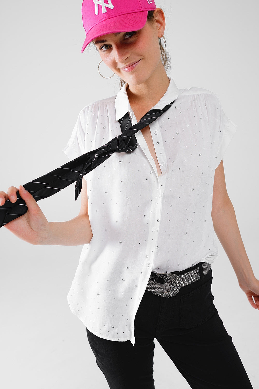 Blusa blanca abotonada con strass y mangas cortas Q2
