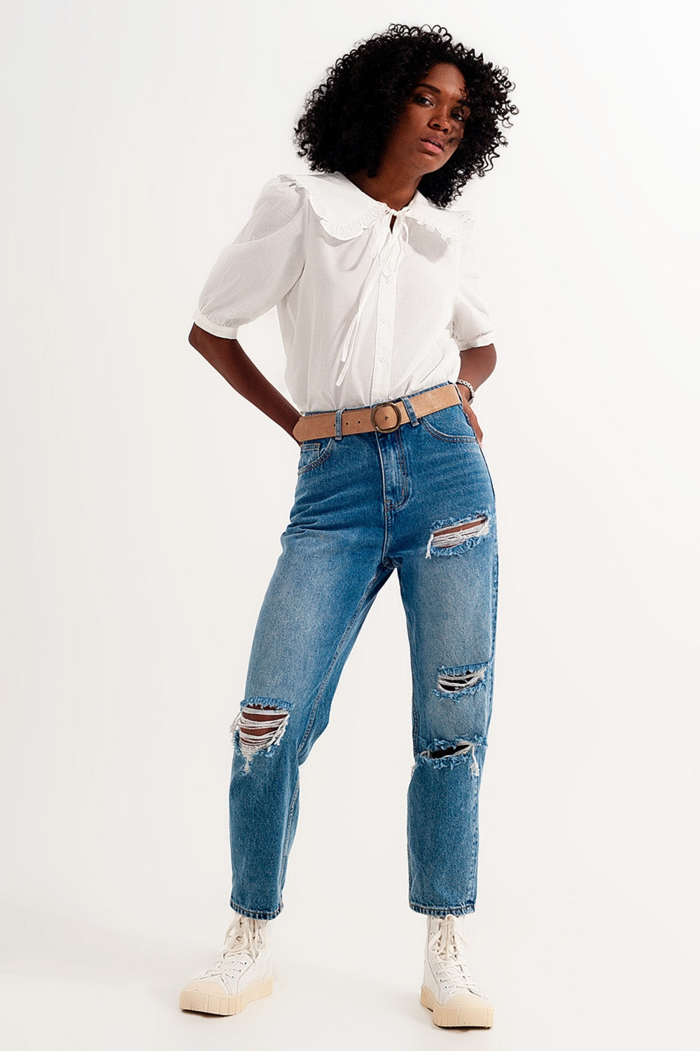 Blusa blanca con cuello bobo Q2