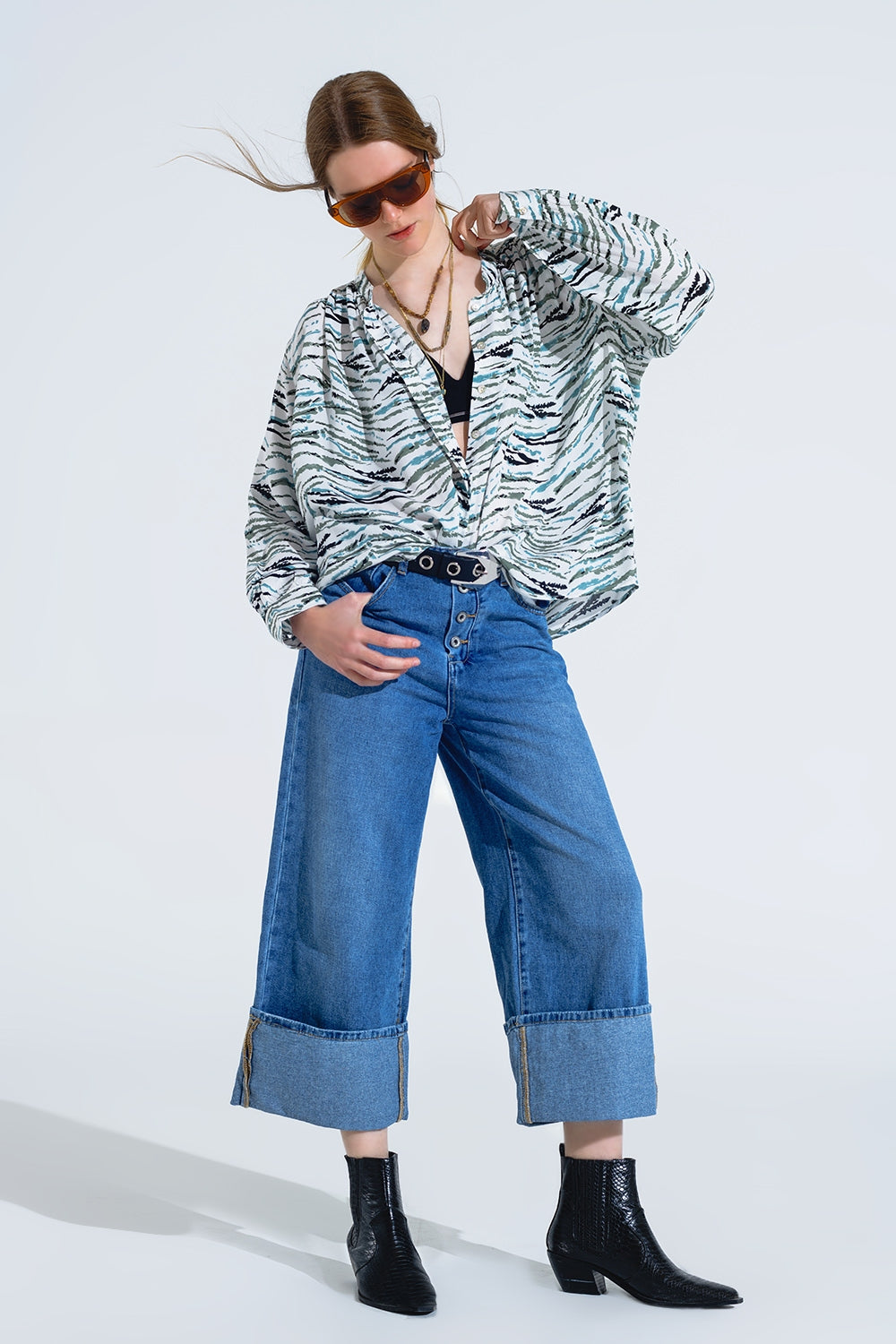 Blusa blanca con estampado animal verde y mangas largas Q2