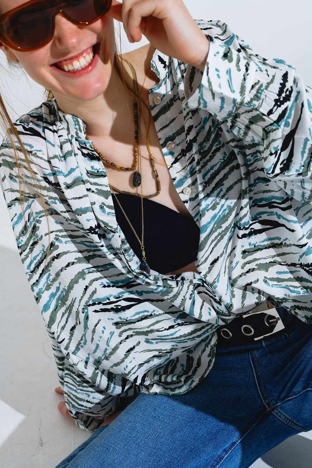 Blusa blanca con estampado animal verde y mangas largas Q2
