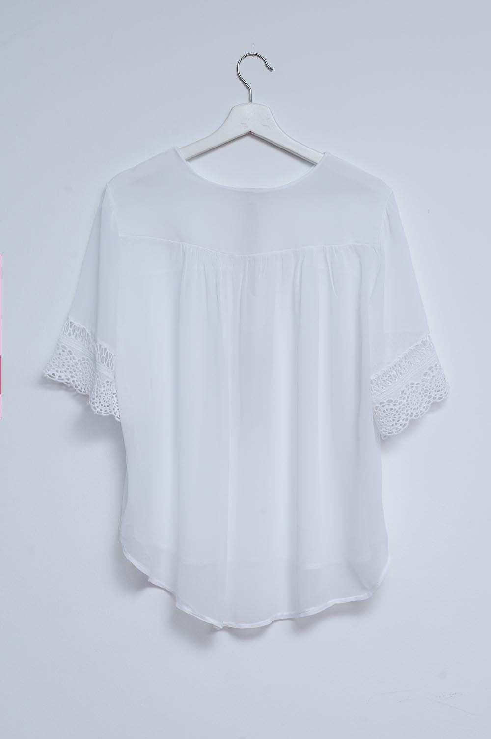 Blusa blanca con lazadas en la parte delantera y bordados Q2