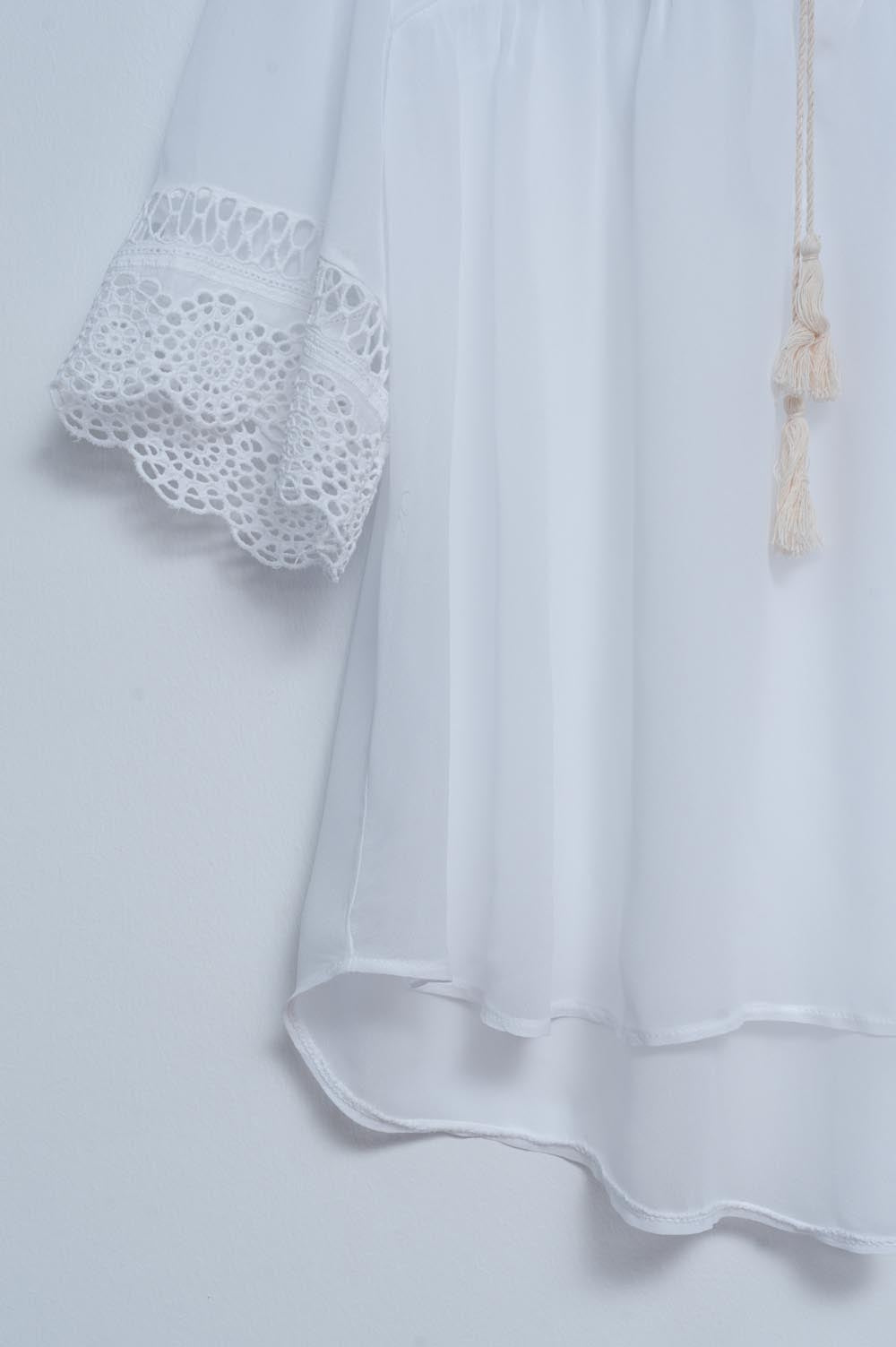 Blusa blanca con lazadas en la parte delantera y bordados Q2