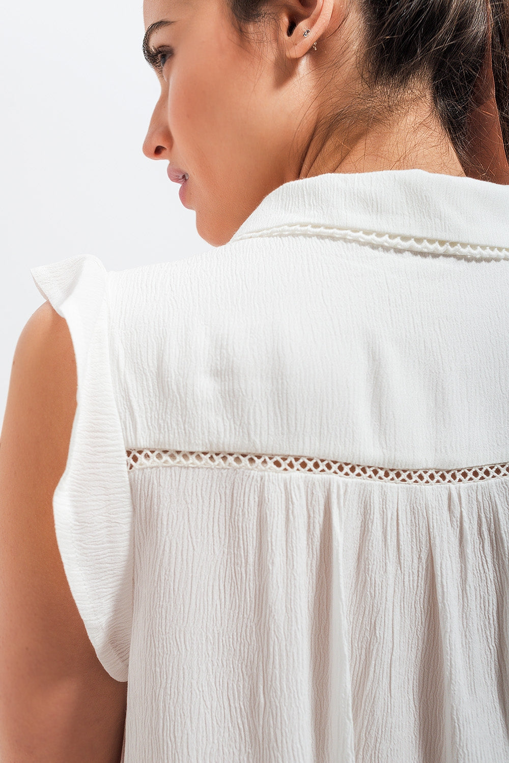 Blusa blanca con mangas de volantes Q2