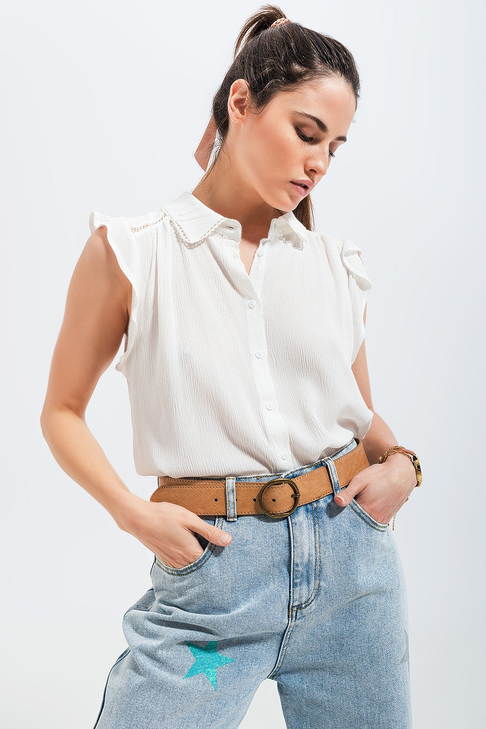 Blusa blanca con mangas de volantes Q2