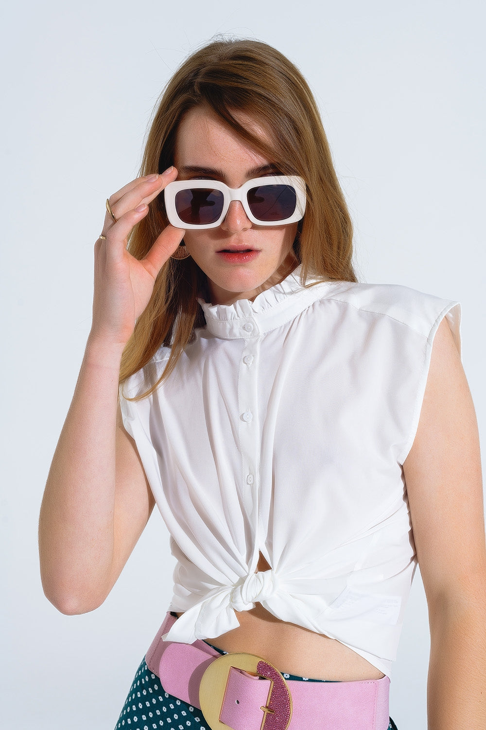 Blusa blanca cuello mao abotonada sin mangas Q2