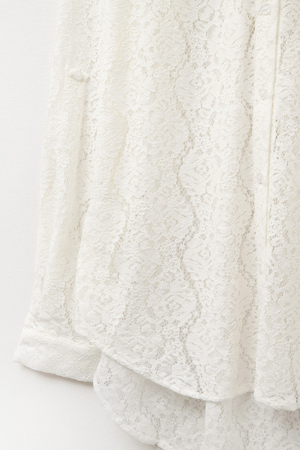 Blusa Blanca de Encaje con Botones y Dobladillo Alto-Bajo Q2