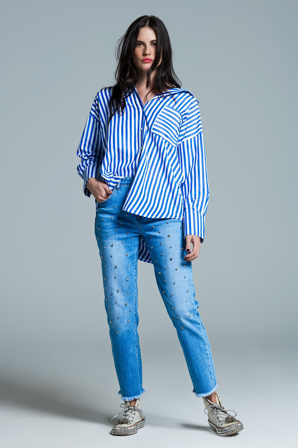 Blusa blanca oversize con rayas verticales en azul y bolsillo en el pecho Q2