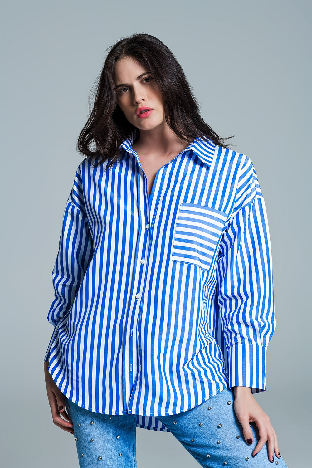 Blusa blanca oversize con rayas verticales en azul y bolsillo en el pecho Q2