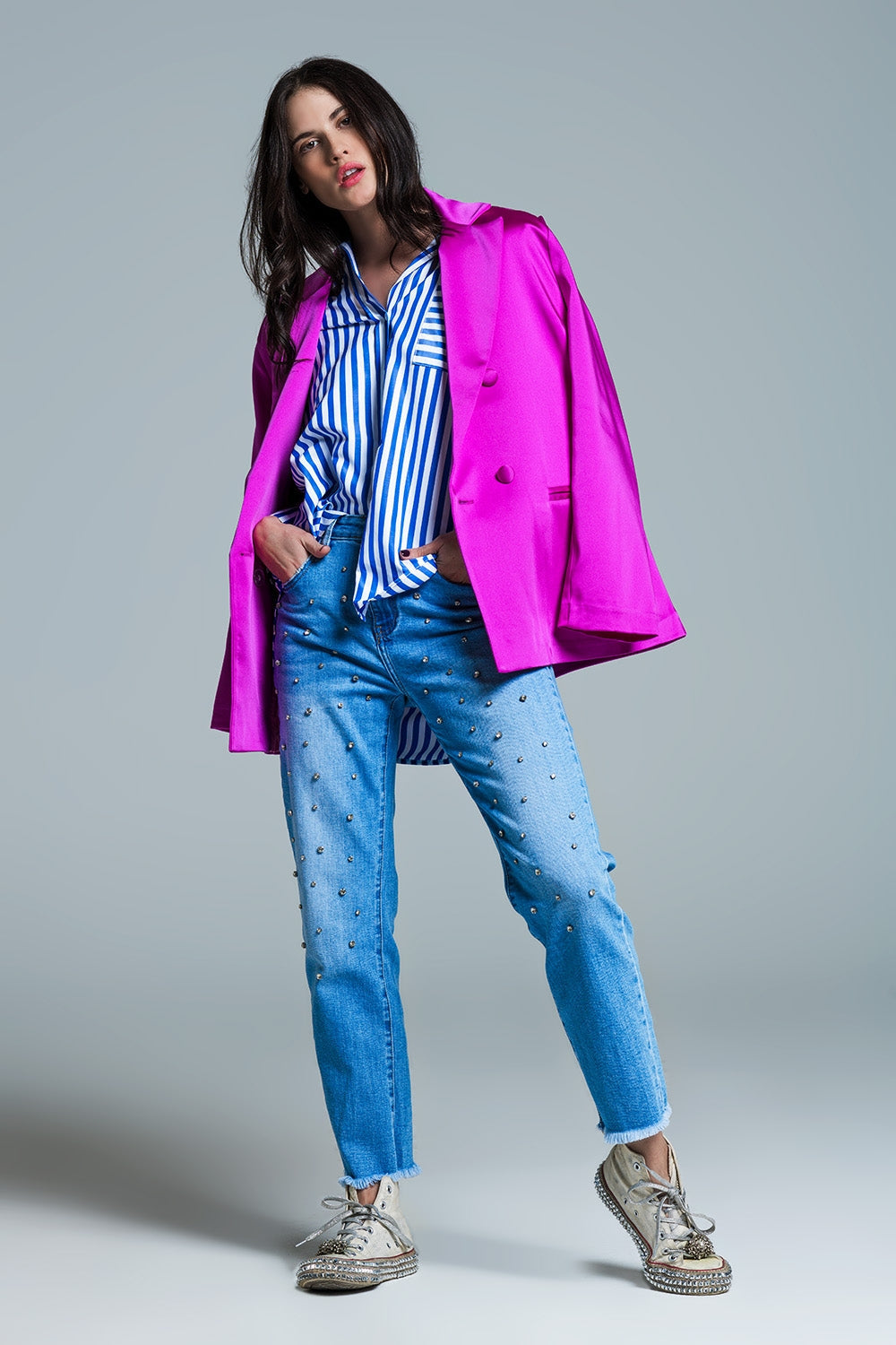 Blusa blanca oversize con rayas verticales en azul y bolsillo en el pecho Q2