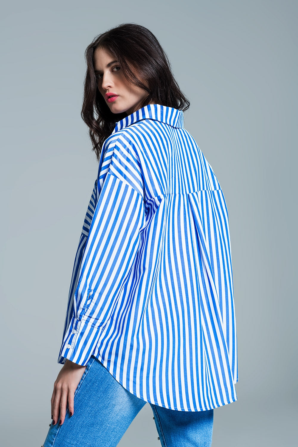 Blusa blanca oversize con rayas verticales en azul y bolsillo en el pecho Q2