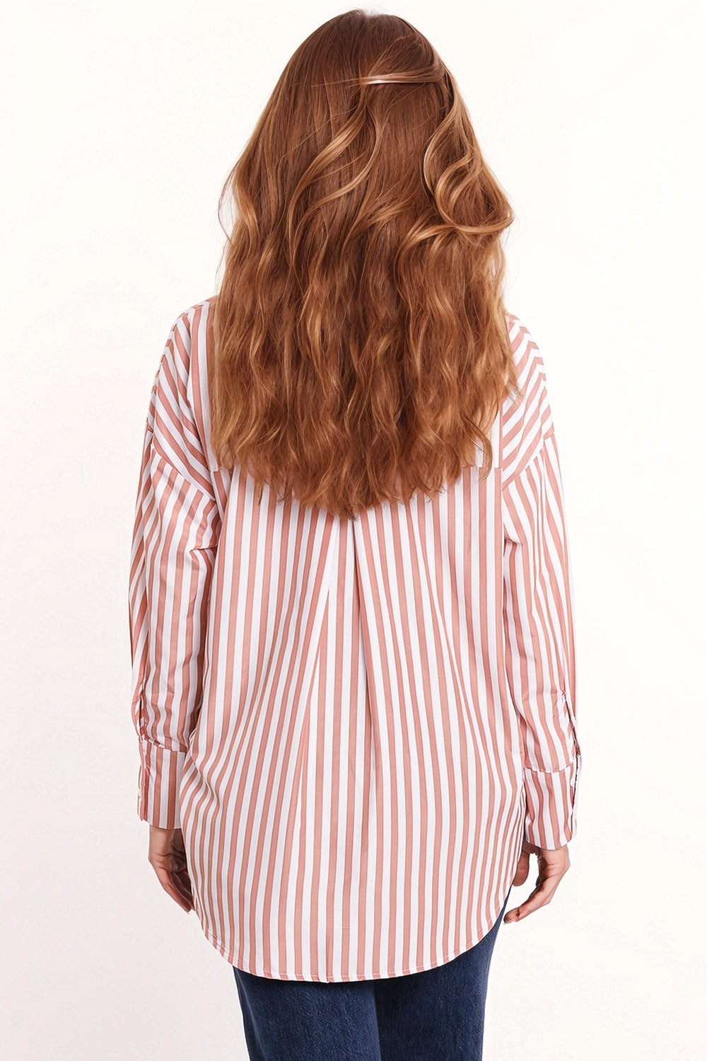 Blusa blanca oversize con rayas verticales en rosa y bolsillo en el pecho Q2