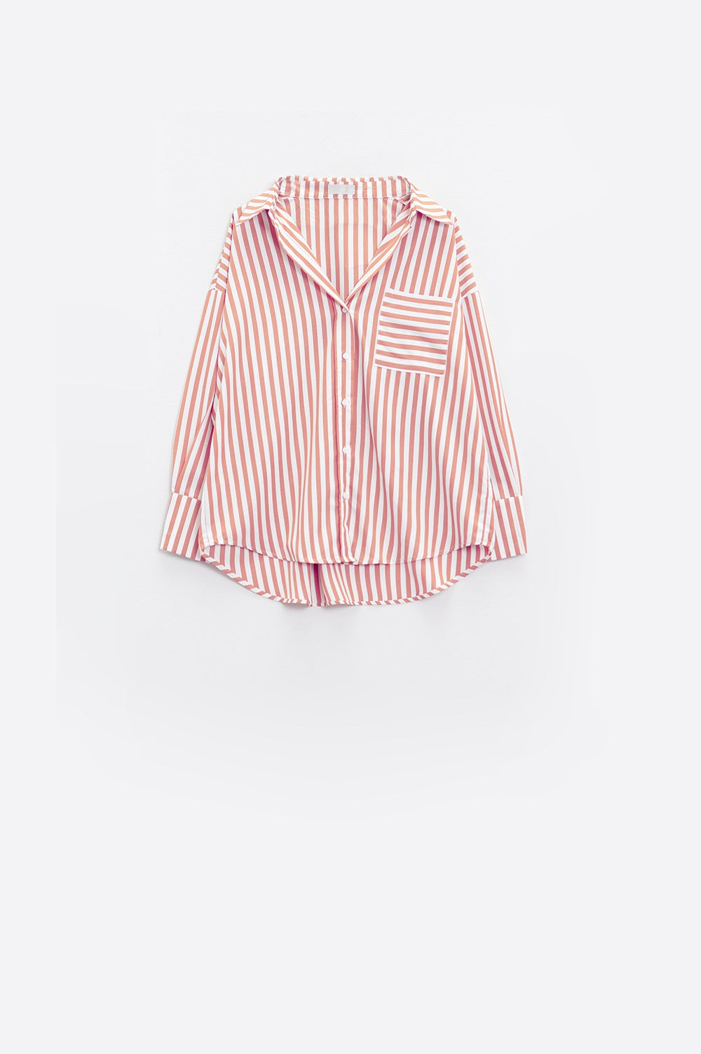 Blusa blanca oversize con rayas verticales en rosa y bolsillo en el pecho Q2