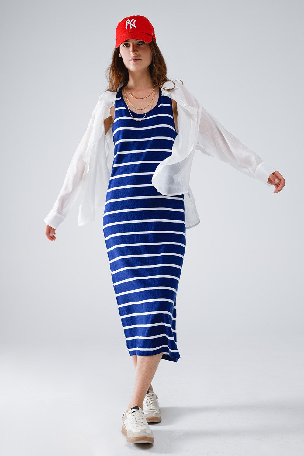 Blusa blanca semitransparente con detalle de volante en la parte delantera Q2
