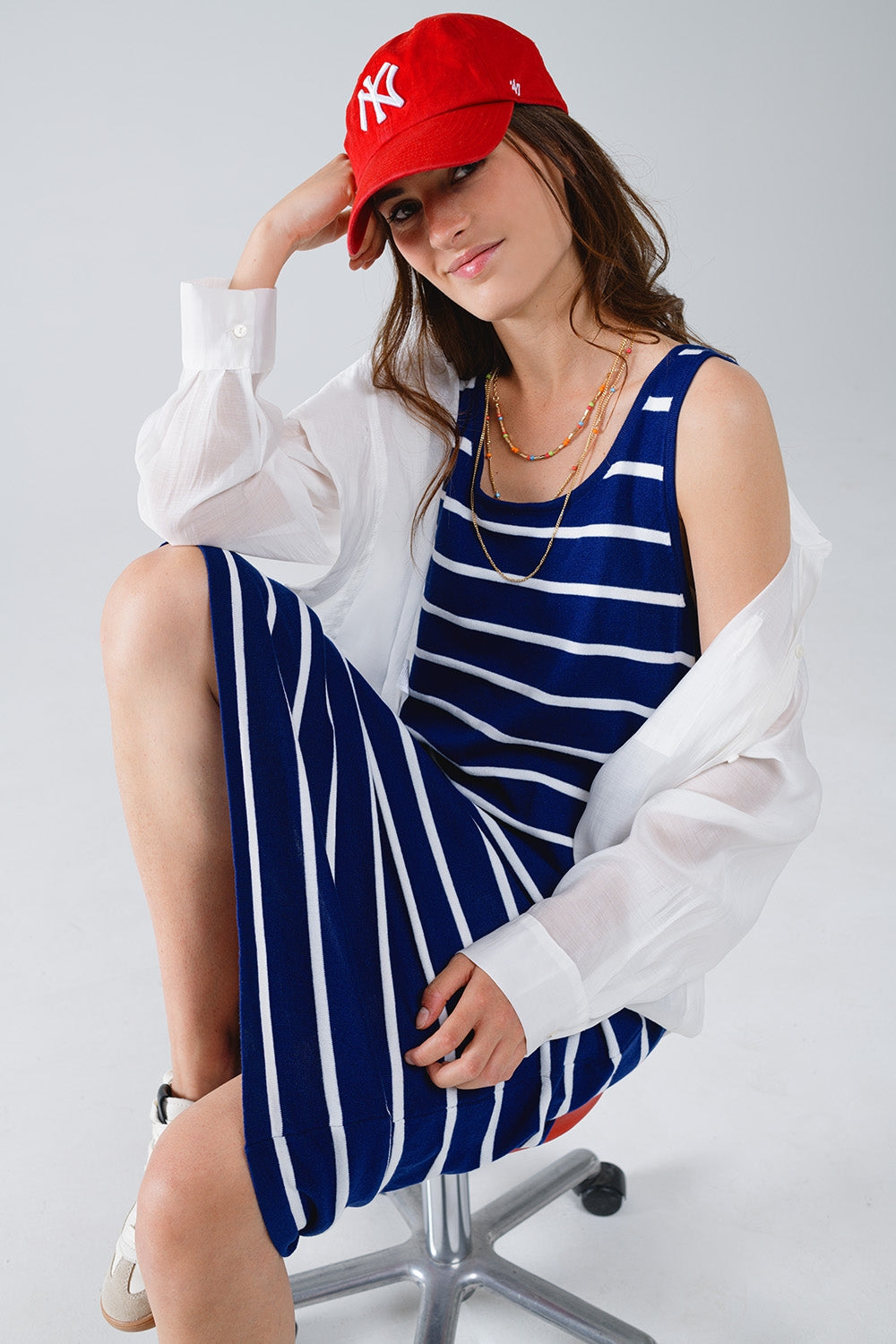 Blusa blanca semitransparente con detalle de volante en la parte delantera Q2