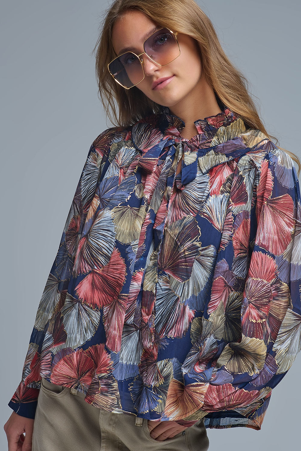 Q2 Blusa boho-chic con volantes estampados en palmeras metalizadas
