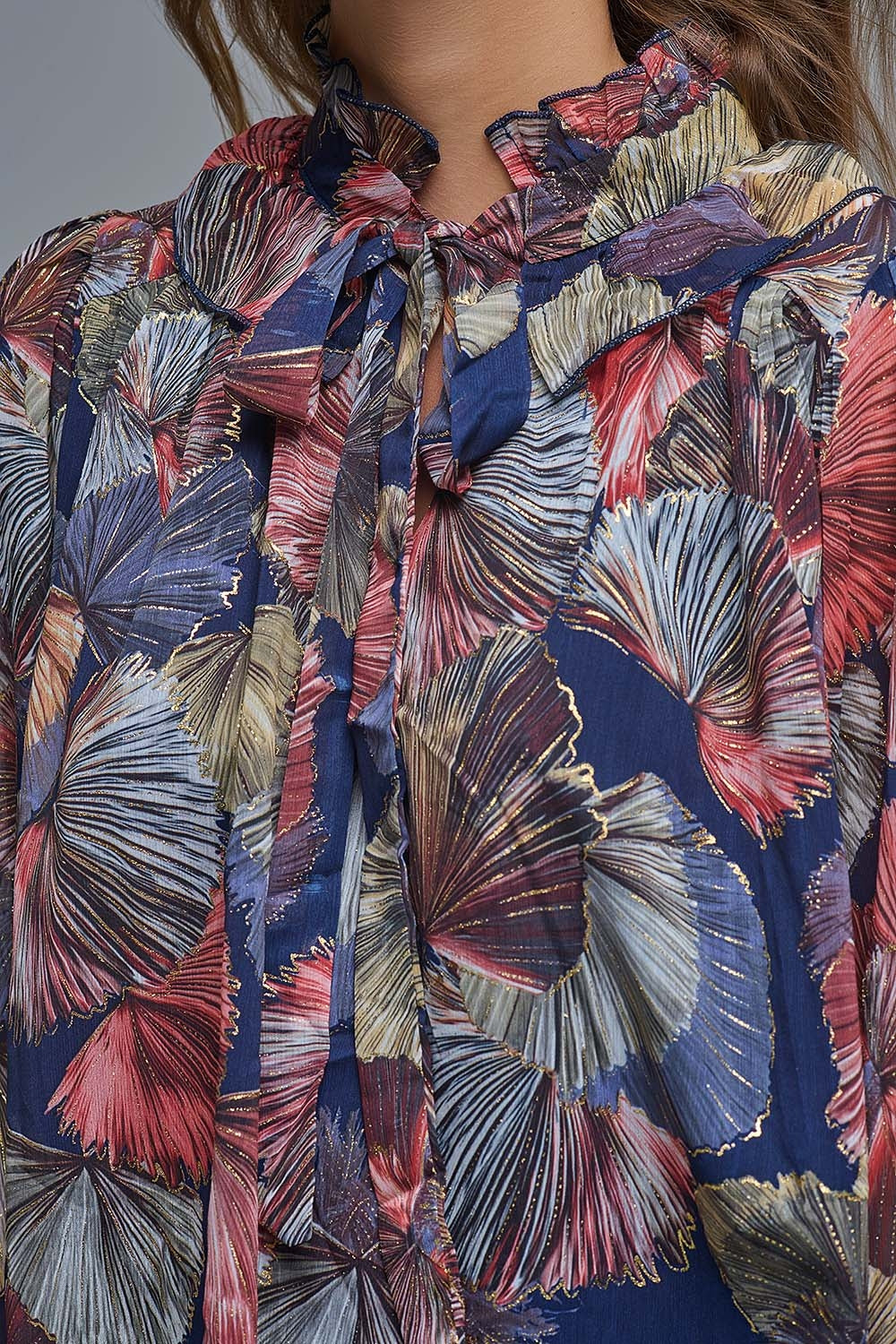 Blusa boho-chic con volantes estampados en palmeras metalizadas Q2