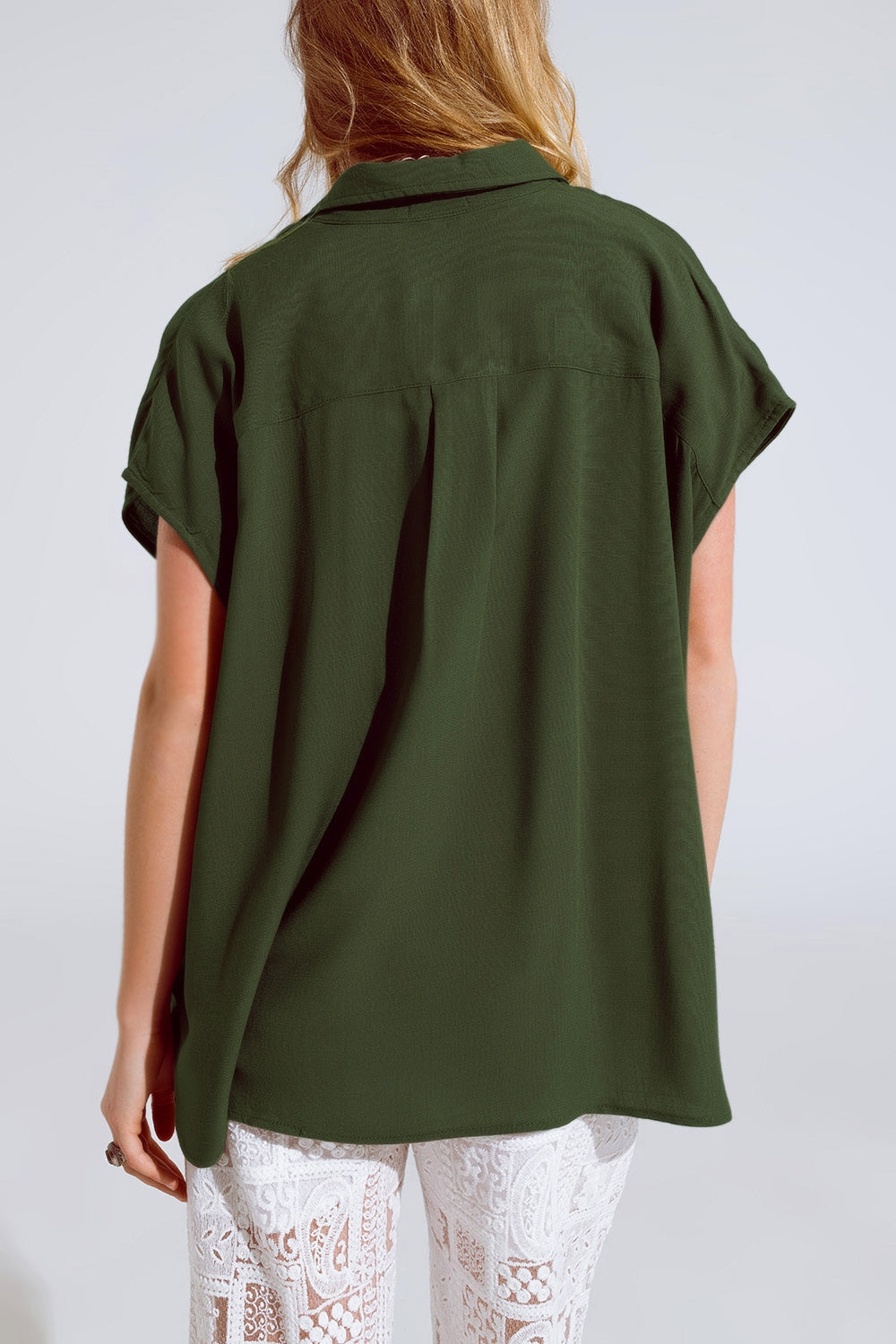Blusa caqui abotonada con cuello polo Q2