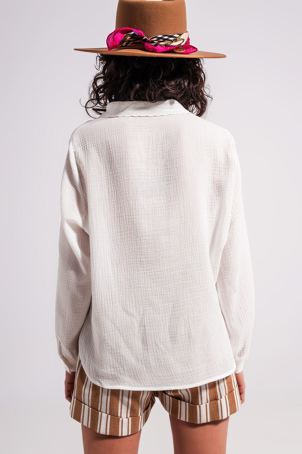 Blusa color crema con cuello de pico y detalle de encaje Q2