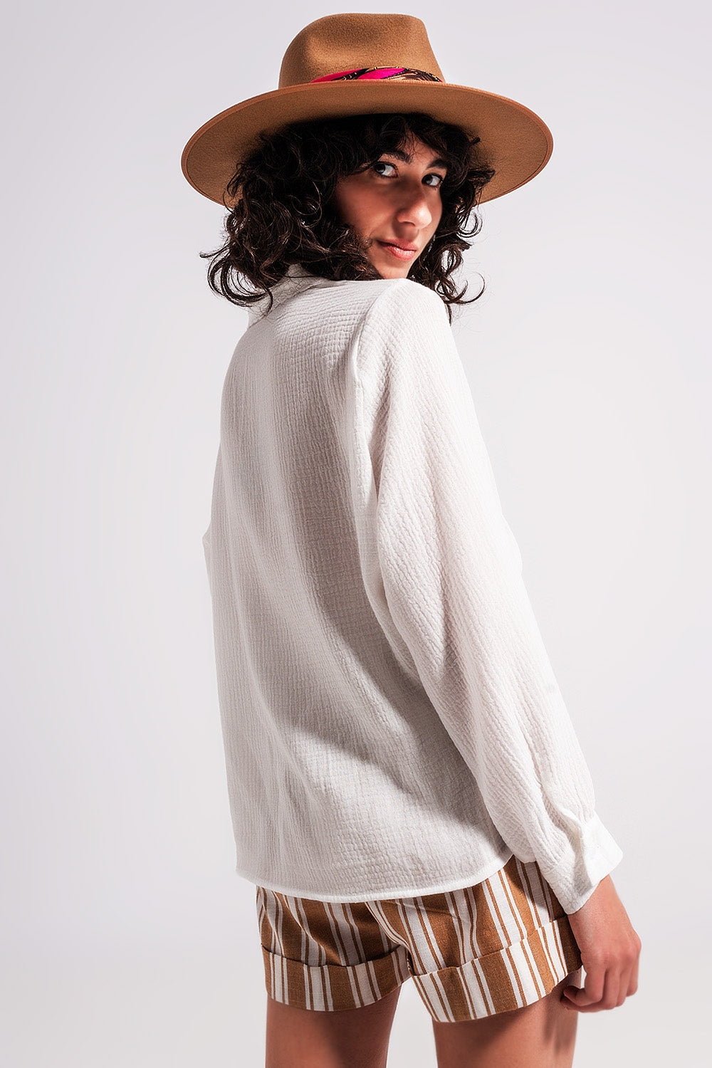 Blusa color crema con cuello de pico y detalle de encaje Q2
