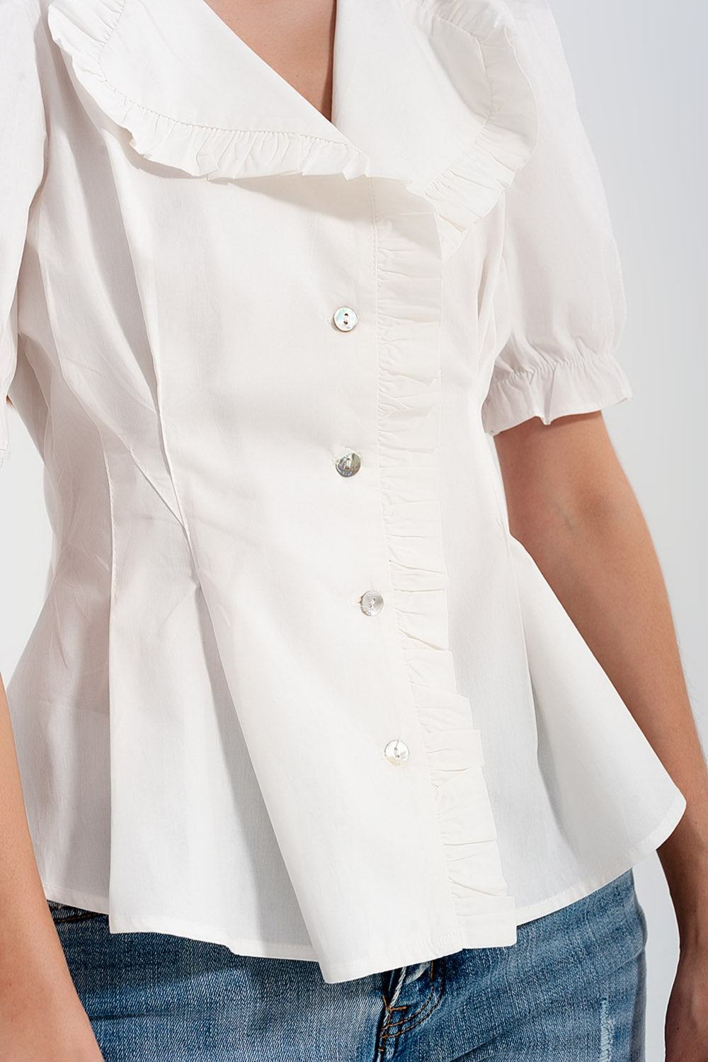 Blusa color crema con detalle de volantes y diseño cruzado de popelina Q2