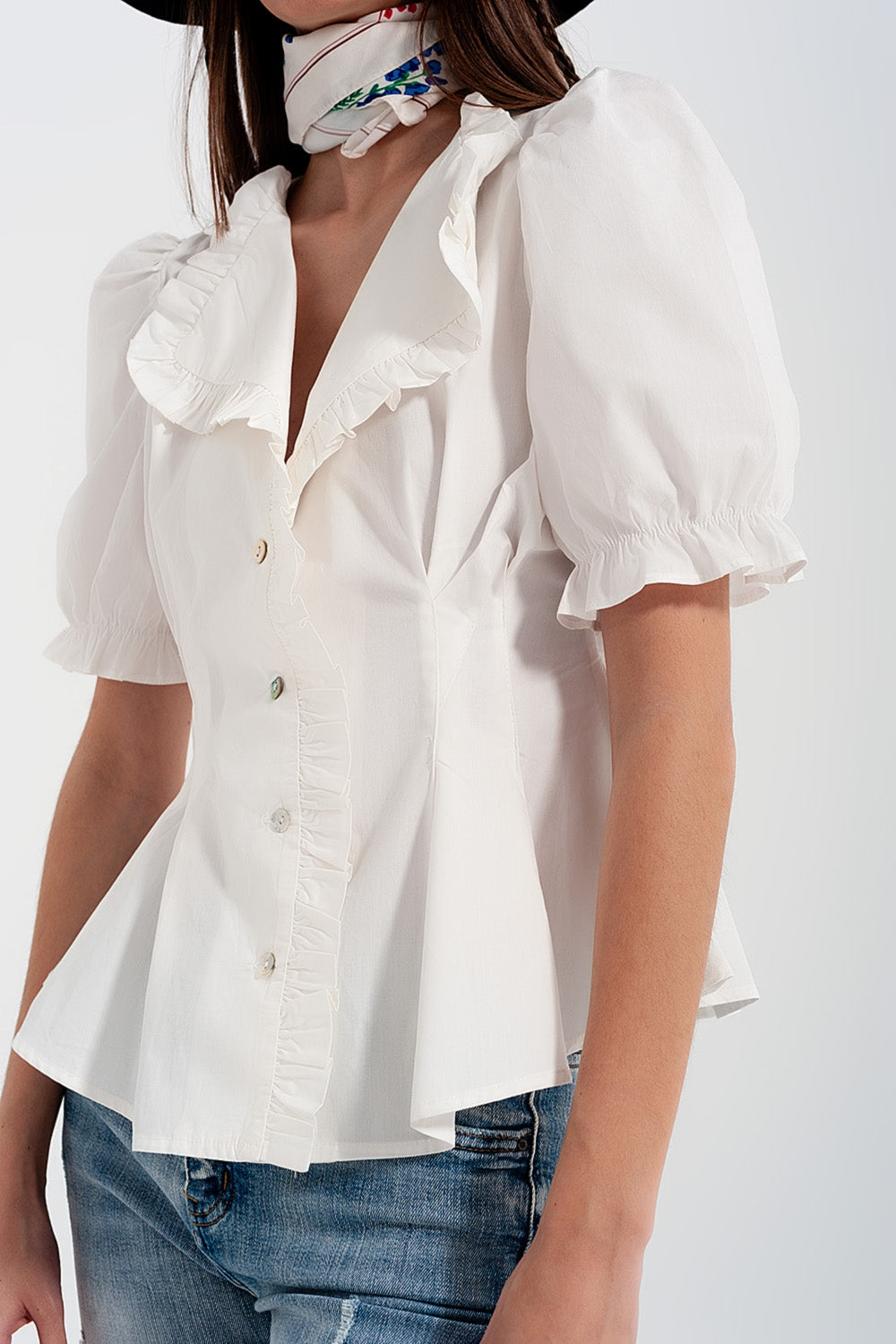Blusa color crema con detalle de volantes y diseño cruzado de popelina Q2