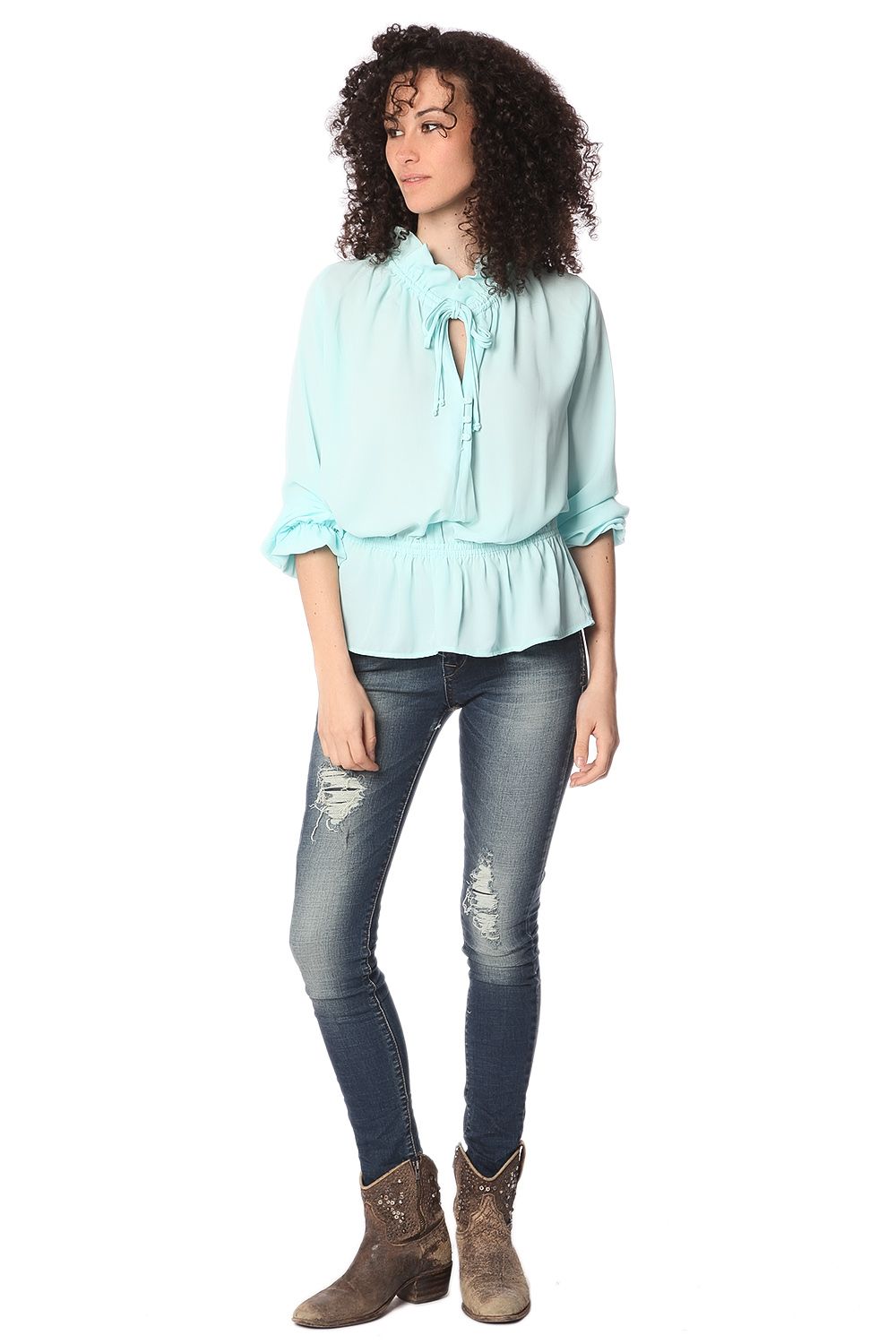 Blusa con cuello con volantes y lazada fina turquesa Q2