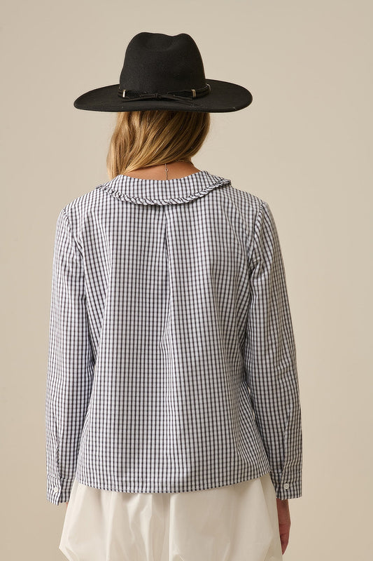 Blusa con cuello peter pan en blanco y negro Q2