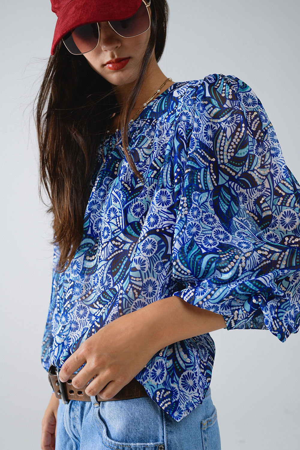 Blusa con estampado abstracto y mangas globo en azul Q2