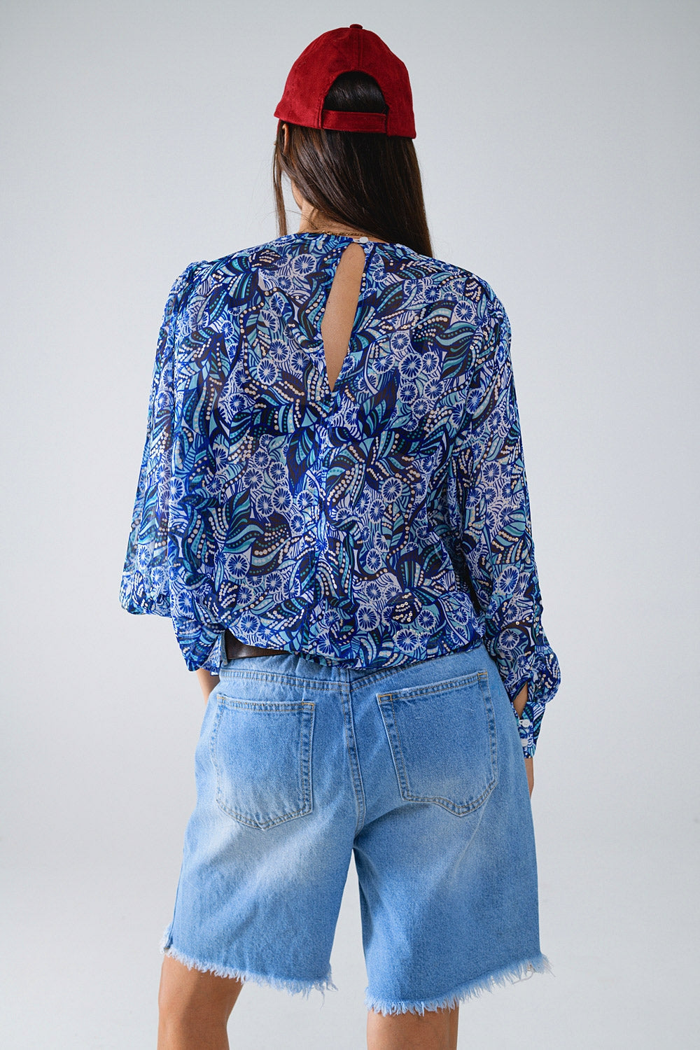 Blusa con estampado abstracto y mangas globo en azul Q2