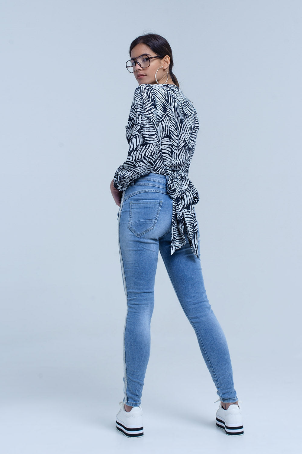 Blusa con estampado de hojas azul marino y escote pronunciado Q2