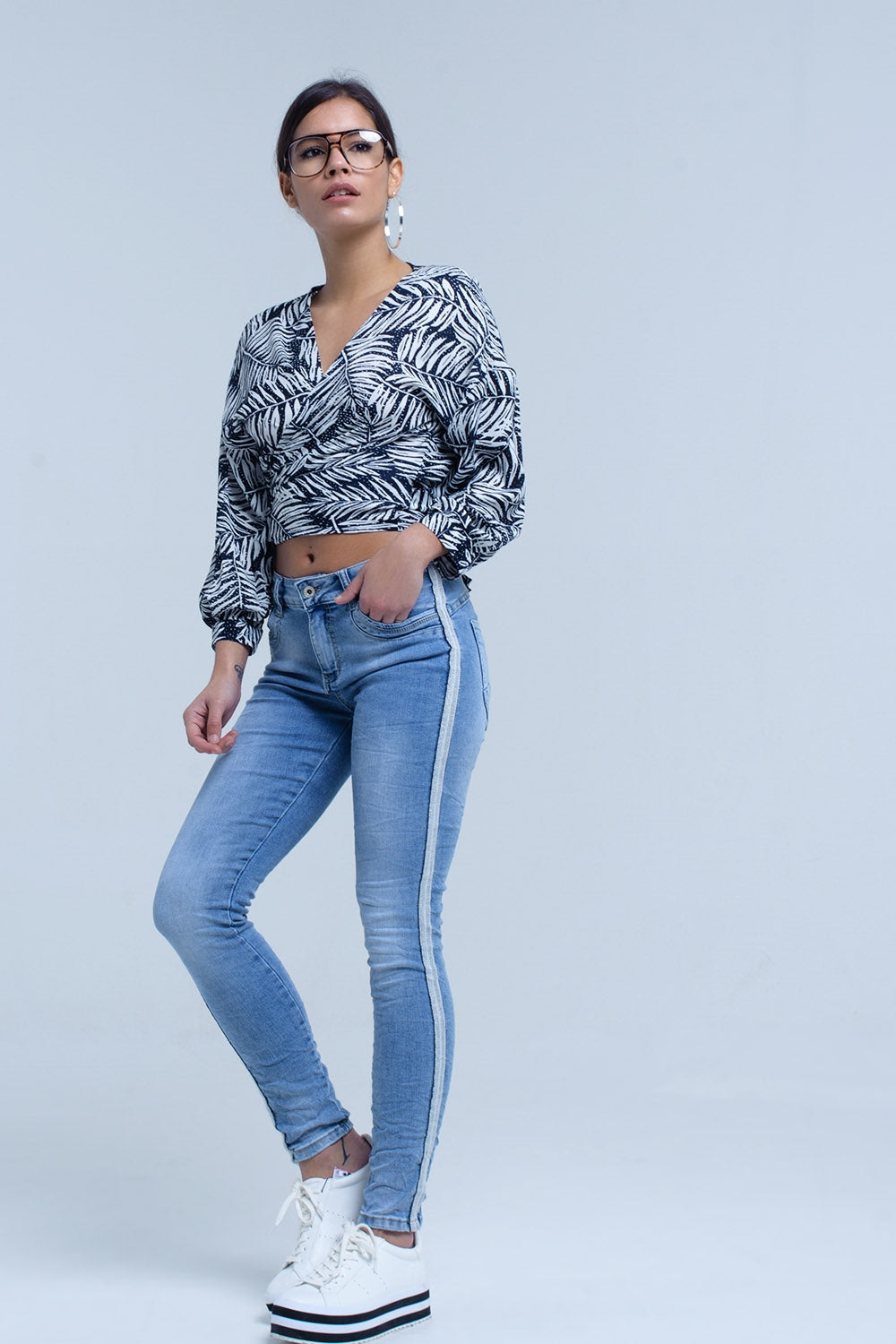 Blusa con estampado de hojas azul marino y escote pronunciado Q2
