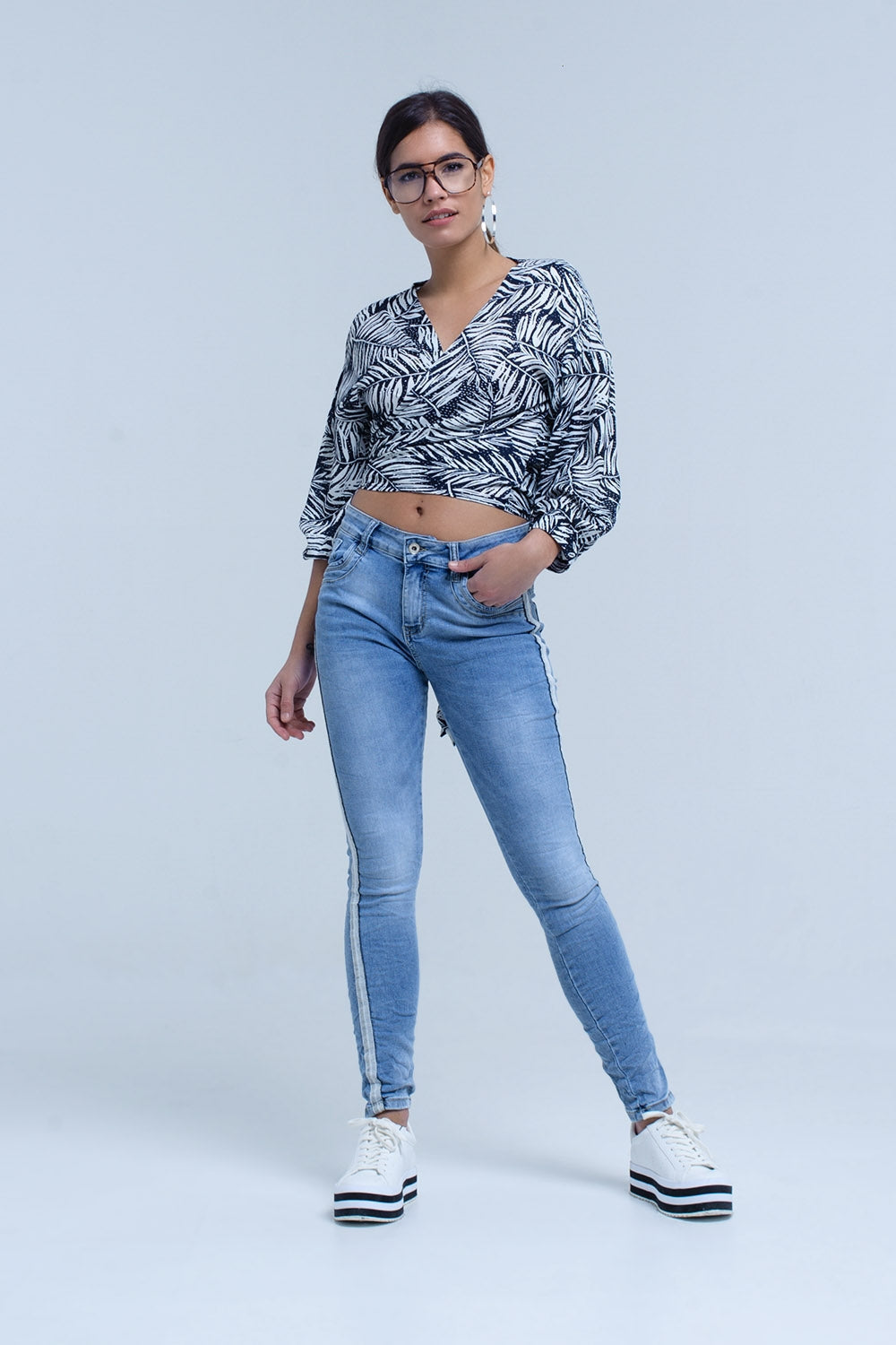 Blusa con estampado de hojas azul marino y escote pronunciado Q2