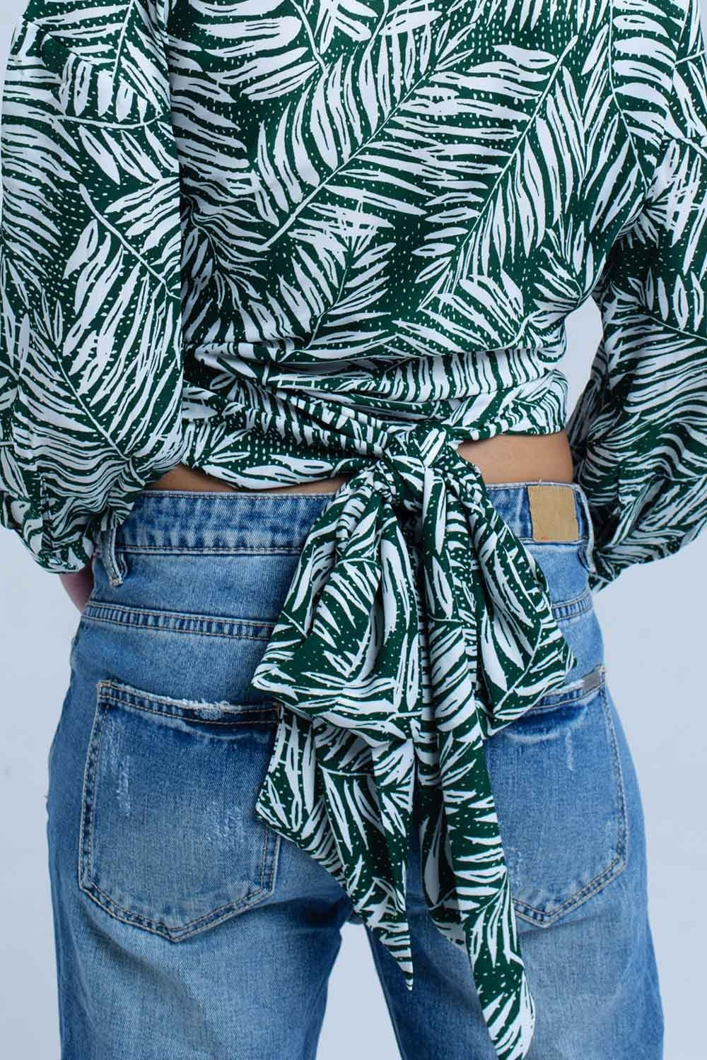 Blusa con estampado de hojas verde y escote pronunciado Q2