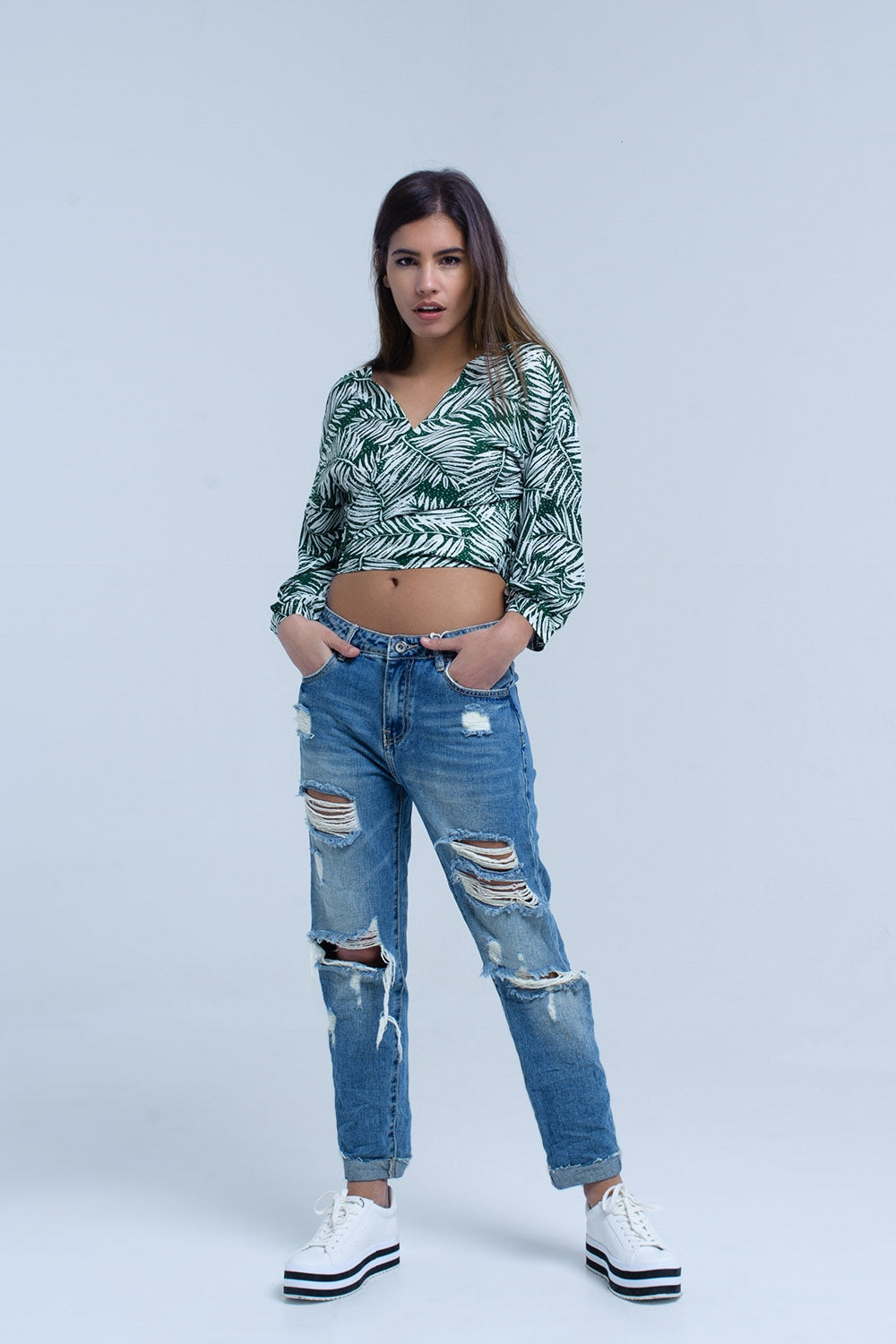Blusa con estampado de hojas verde y escote pronunciado Q2