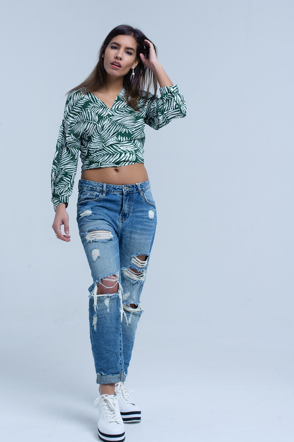 Blusa con estampado de hojas verde y escote pronunciado Q2
