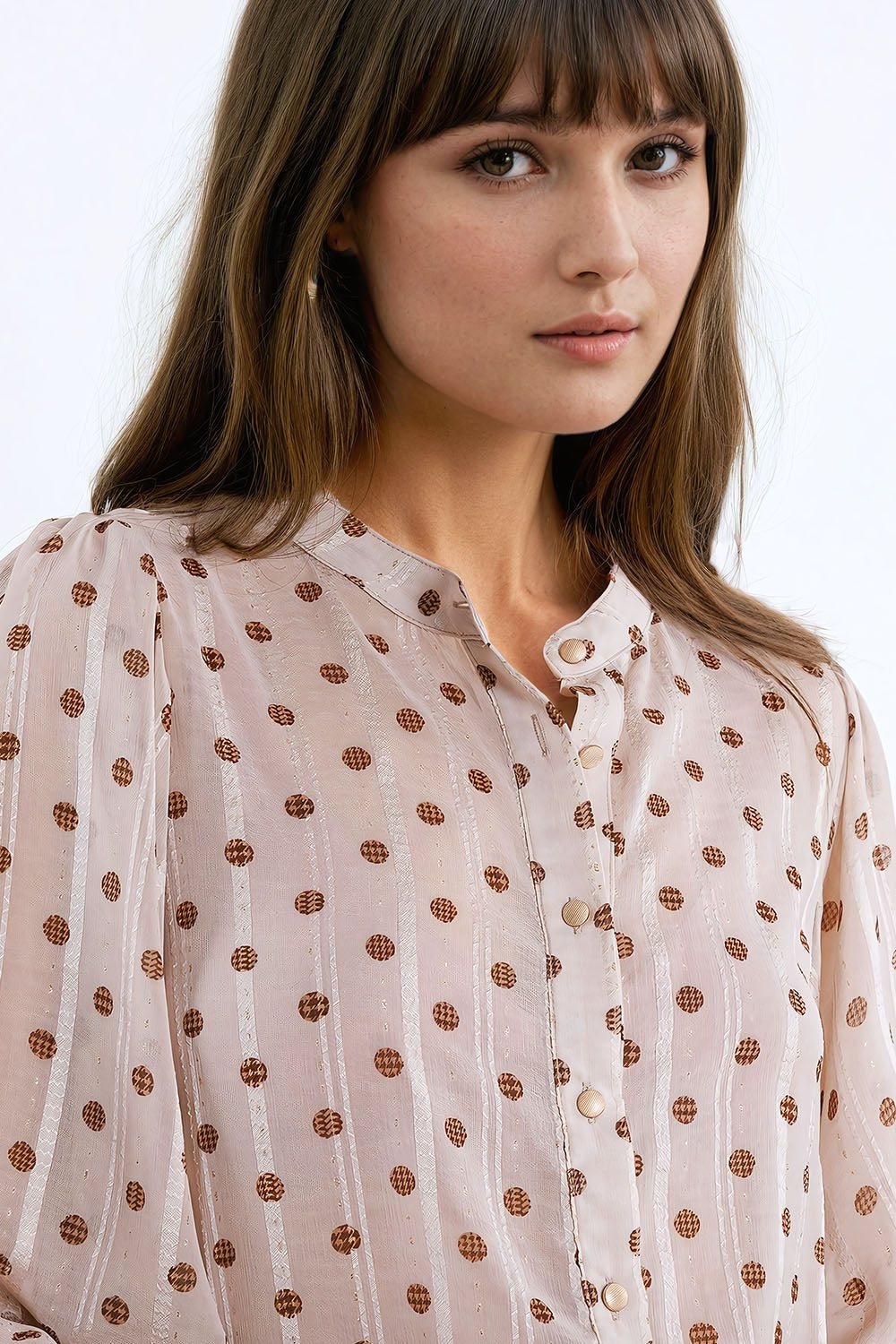 Blusa con mangas globo y lunares en beige Q2