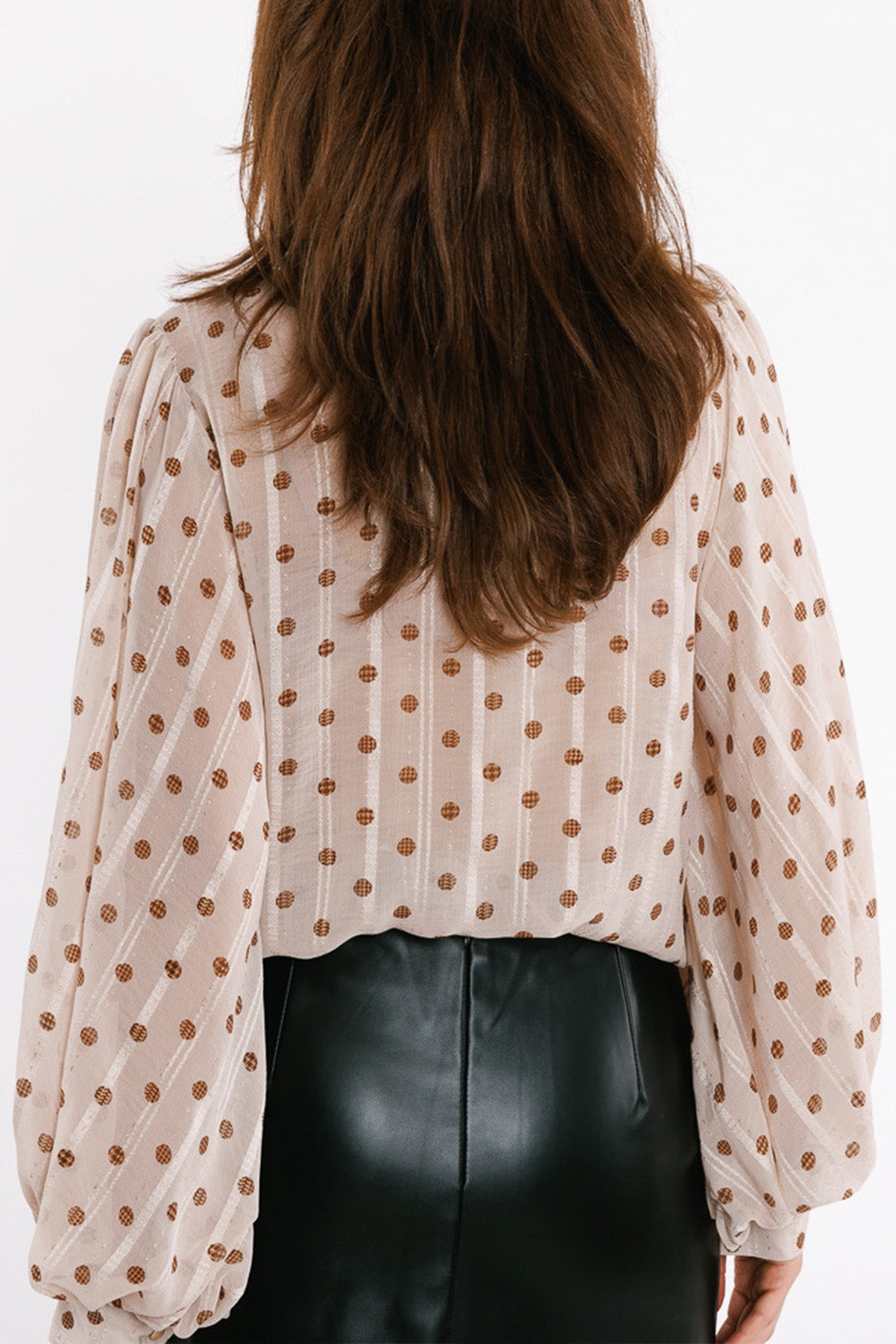 Blusa con mangas globo y lunares en beige Q2