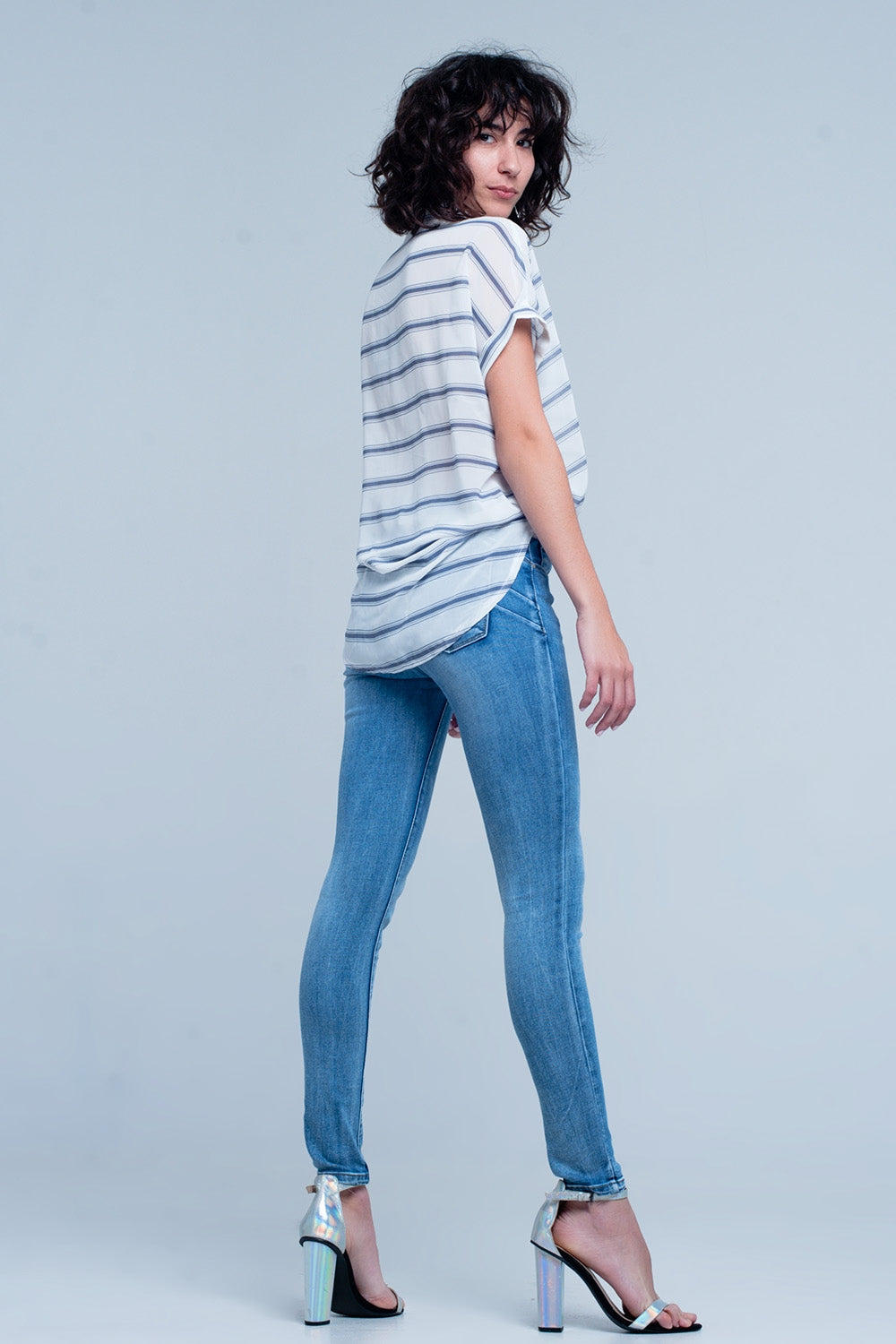 Blusa blanca con rayas azules de manga corta con diseño cruzado drapeado Q2