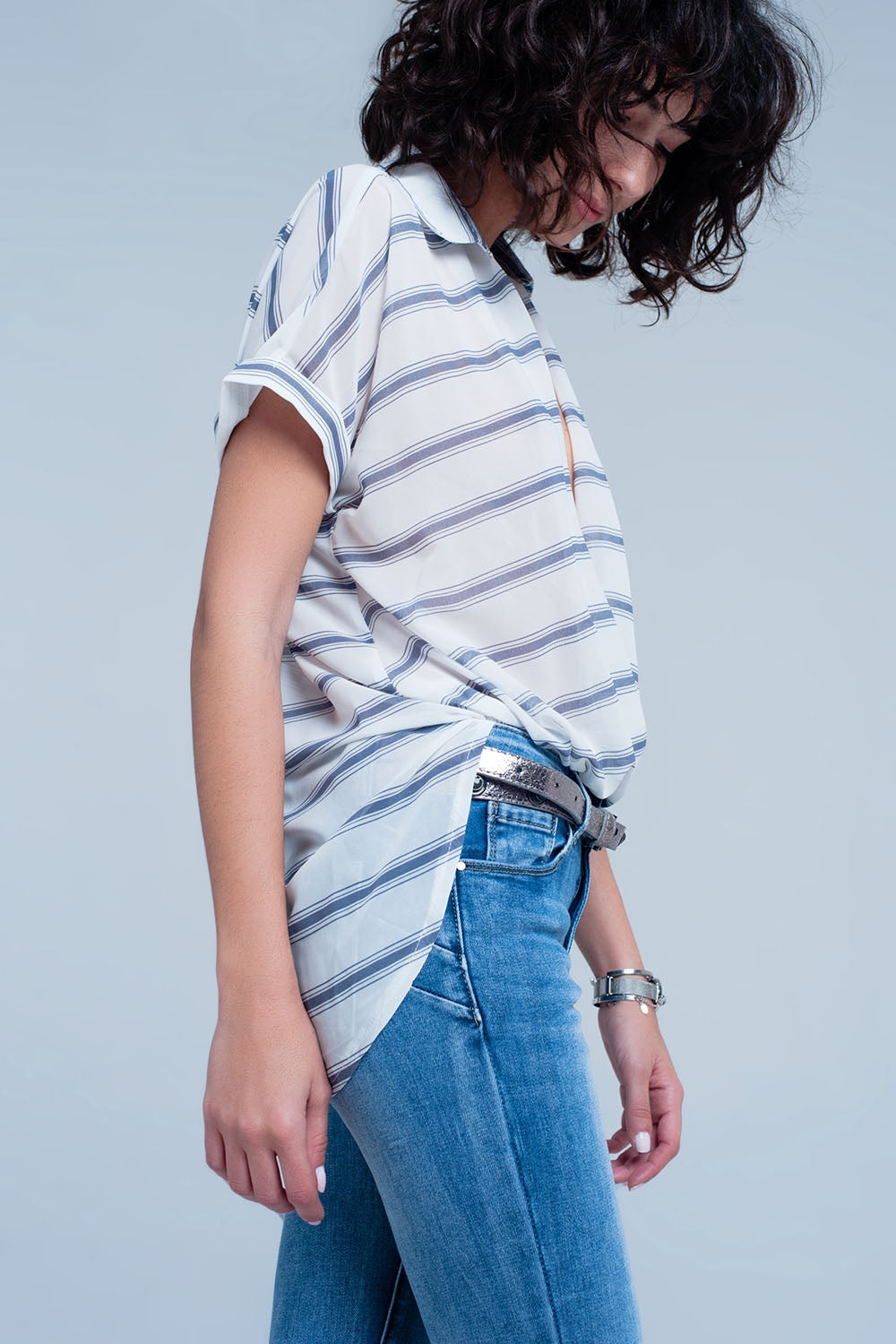 Blusa blanca con rayas azules de manga corta con diseño cruzado drapeado Q2