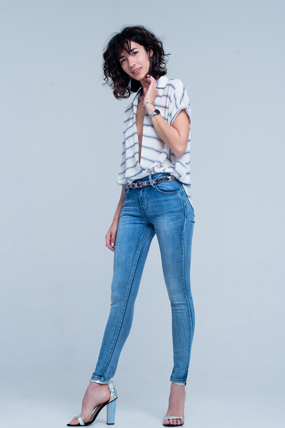 Blusa blanca con rayas azules de manga corta con diseño cruzado drapeado Q2