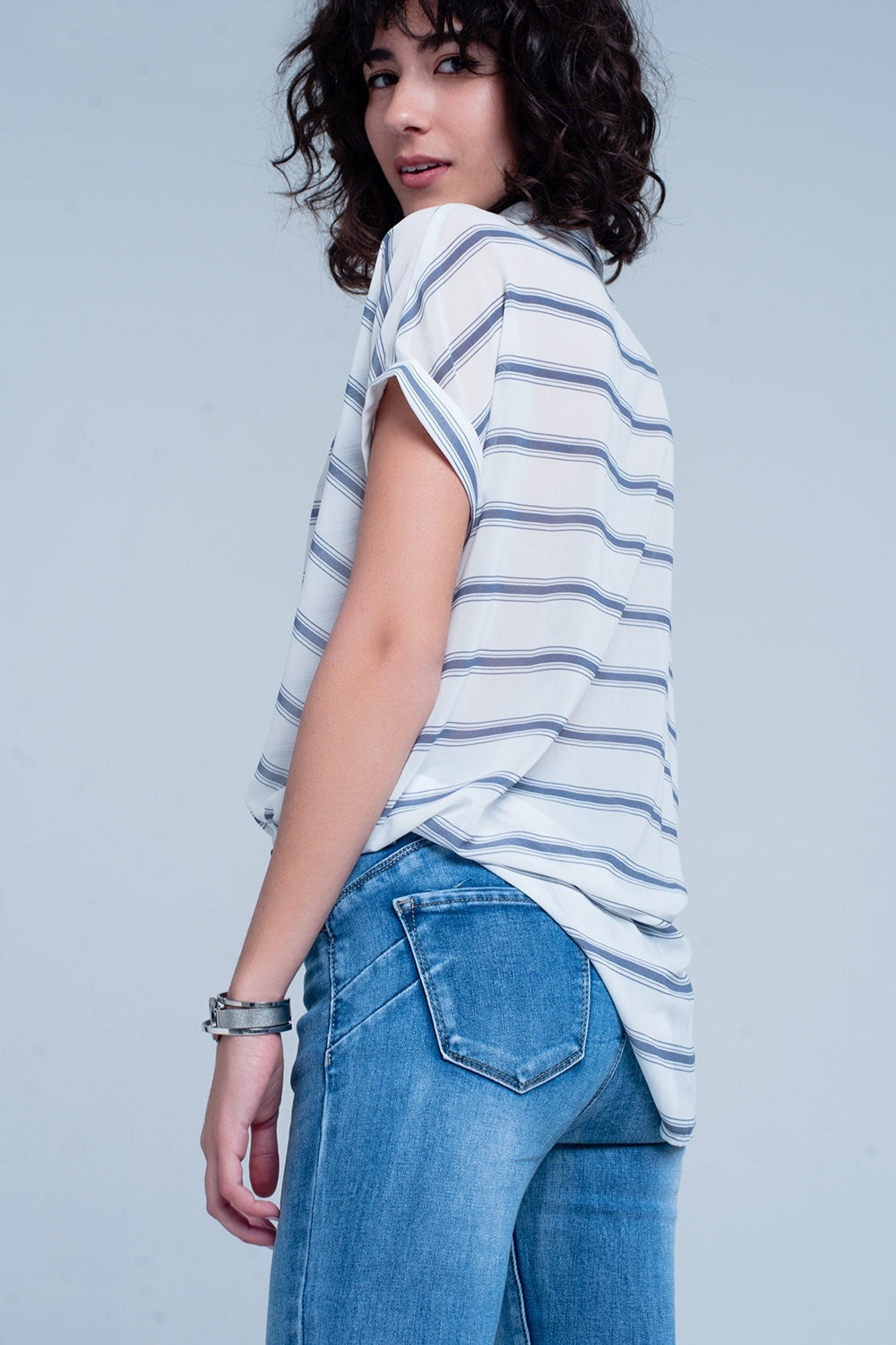 Blusa blanca con rayas azules de manga corta con diseño cruzado drapeado Q2